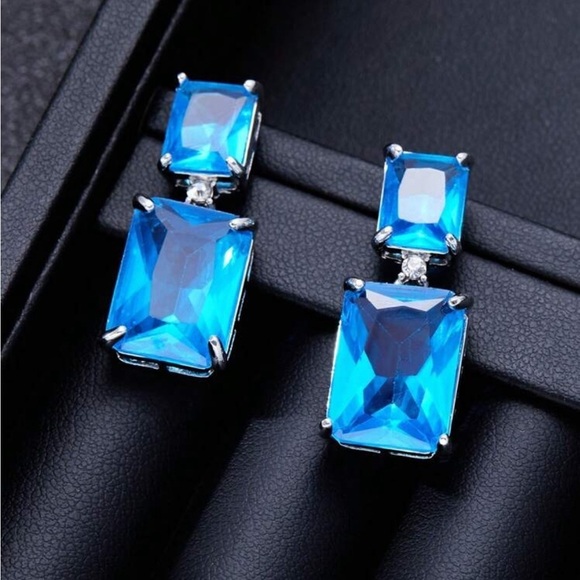 Elegant Blue Natural Crystal Earrings - Picture 2 of 5